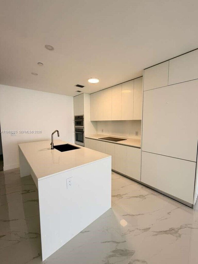 Foto del edificio - 700 NE 24th St