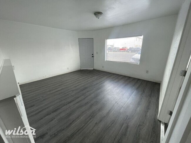 Building Photo - 2bd/1ba Remodeled Home, Fence Backyard, Ce...