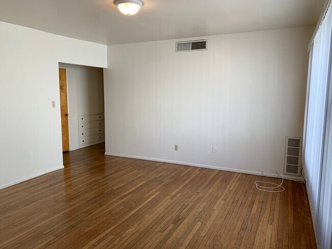 Building Photo - Downstairs unit available in Reedley!