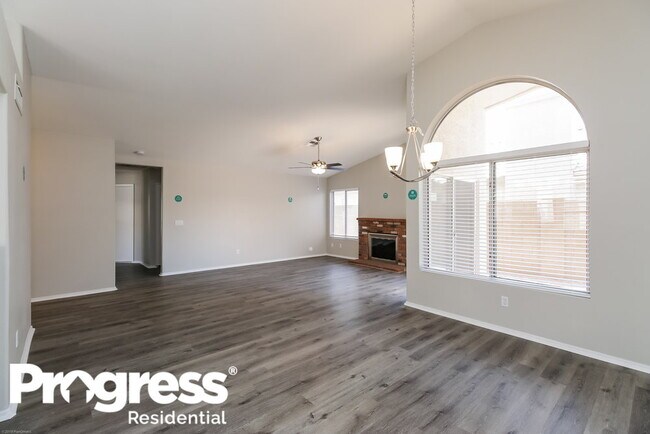 Foto del edificio - 940 W Silver Creek Rd
