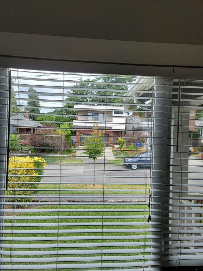 Foto del edificio - 4017 20th Ave SW