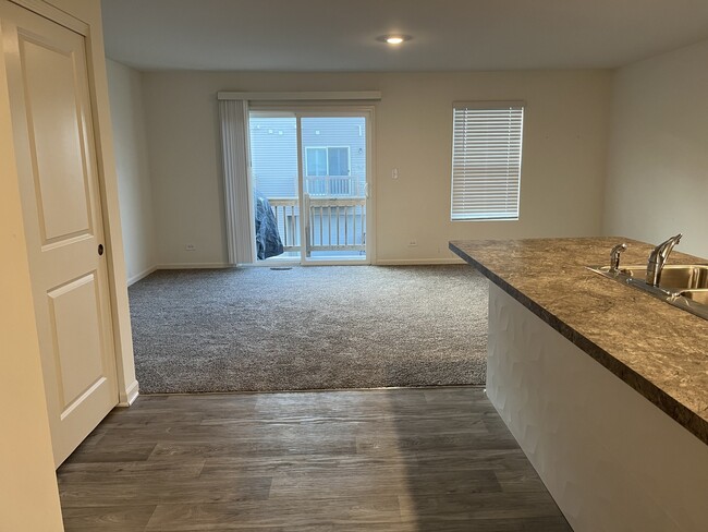Building Photo - 2450 Bella Dr