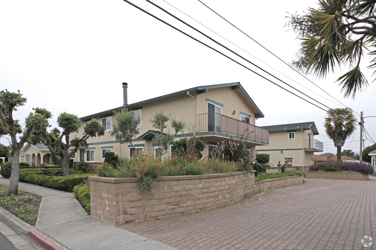 Half Moon Bay Apartments