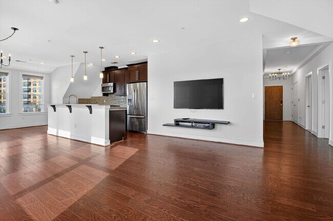 Building Photo - 1107 S Walter Reed Dr