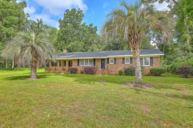Building Photo - Spacious and Charming Brick Ranch in the H...