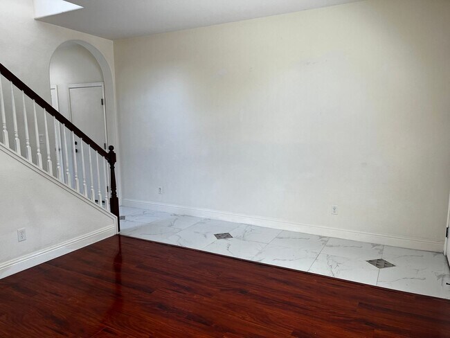 Building Photo - Executive 4 Bedroom, 2.5 Bathroom 2100 Sqf...