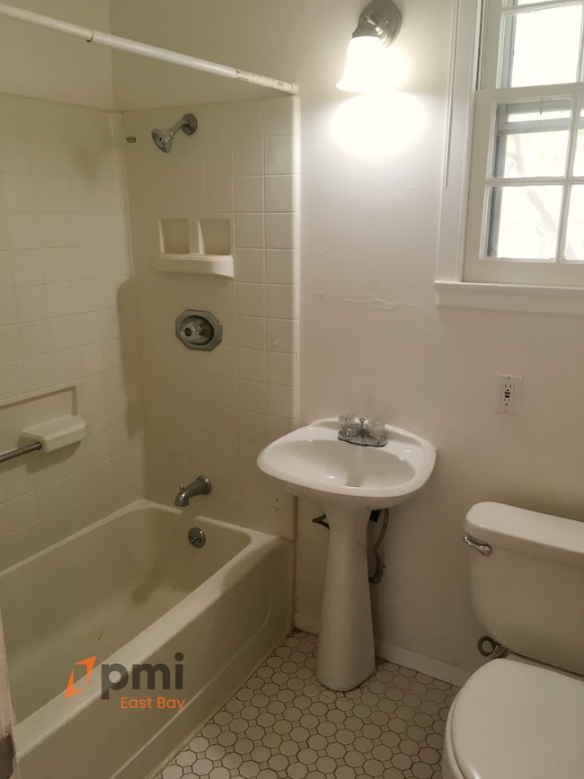 Building Photo - Charming Cute 2bd / 1 ba Two Stories Hillcrest Park Townhouse