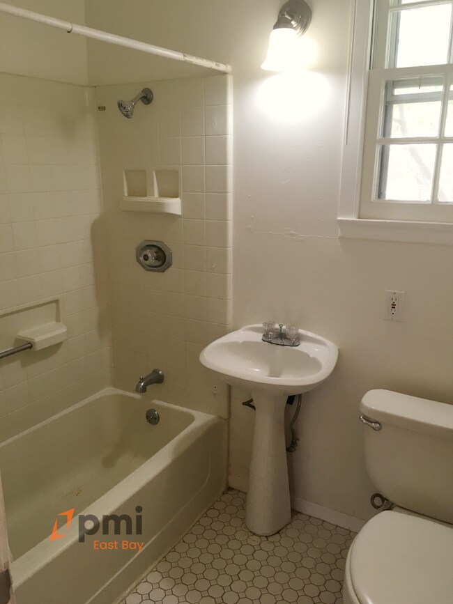 Foto del edificio - Charming Cute 2bd / 1 ba Two Stories Hillcrest Park Townhouse