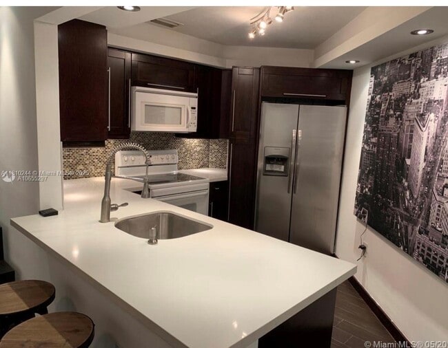 Building Photo - 9435 Fontainebleau Blvd