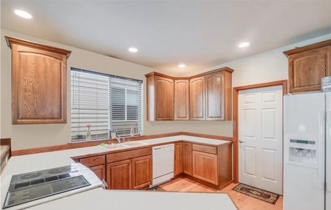 Building Photo - Beautiful 3 Bed 2.5 Bath Everett Home @ a ...