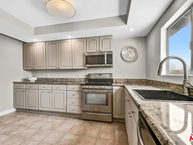 Kitchen - 8204 Calabar Ave