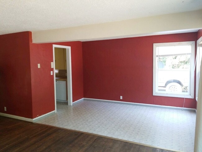 Building Photo - Spacious 4 bed home with fenced yard at 20...
