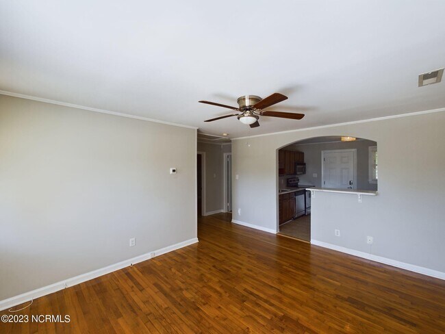 Foto del edificio - 2363 Bernard St