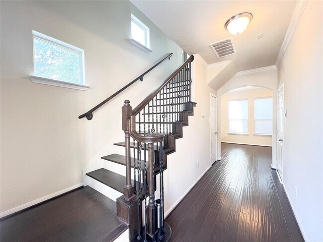 Foto del edificio - 6363 Fairdale Ln