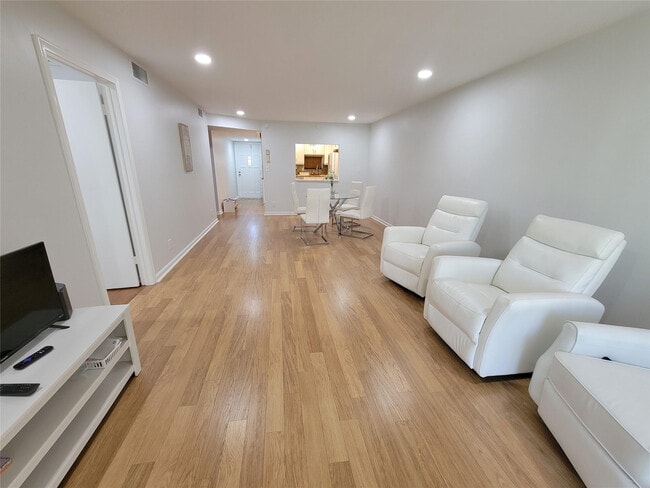 Foto del edificio - 9411 N Hollybrook Lake Dr