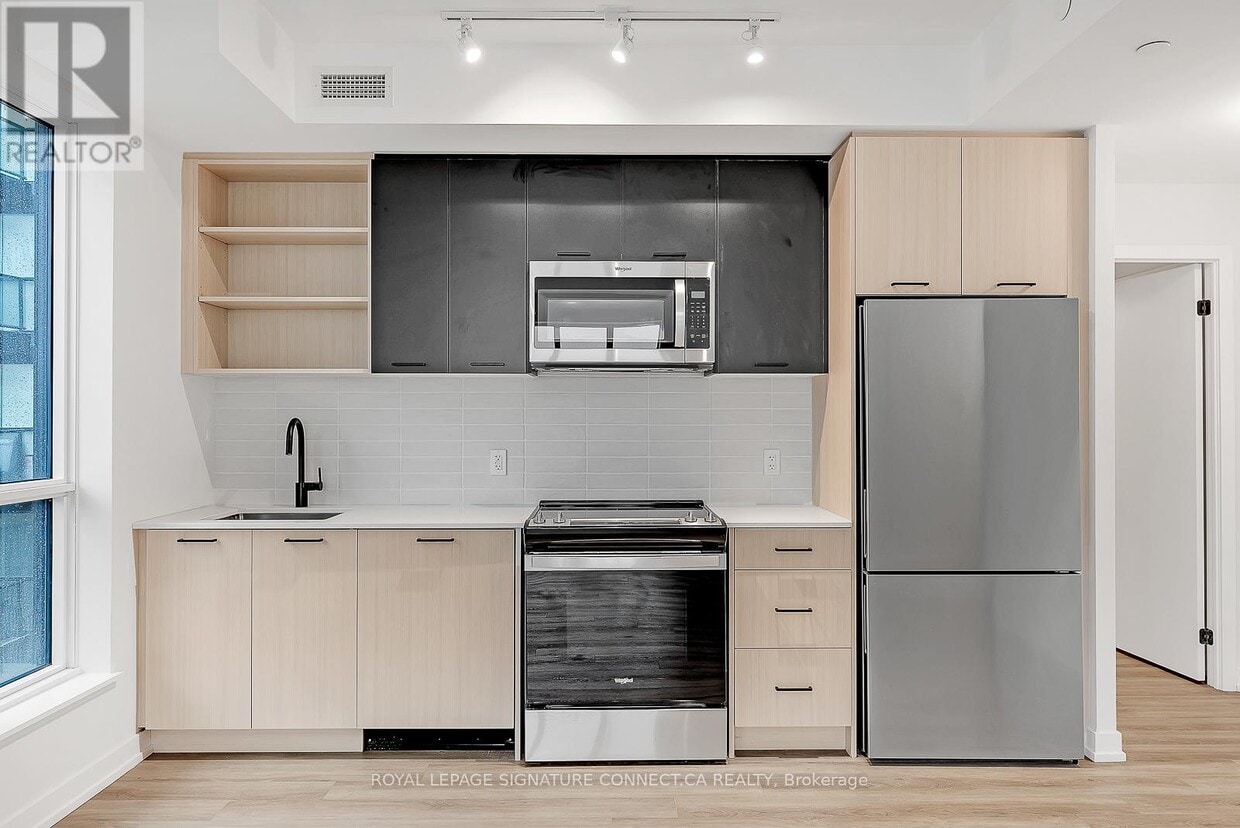 Photo principale - 2300-2300 St Clair Ave W