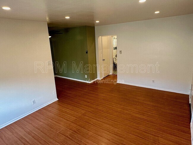 Foto del edificio - 18611 Clark St