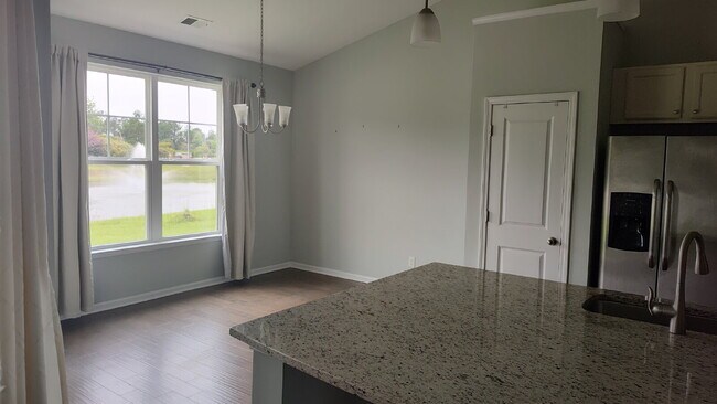 Foto del edificio - Spacious Home in a Gated Community!!!