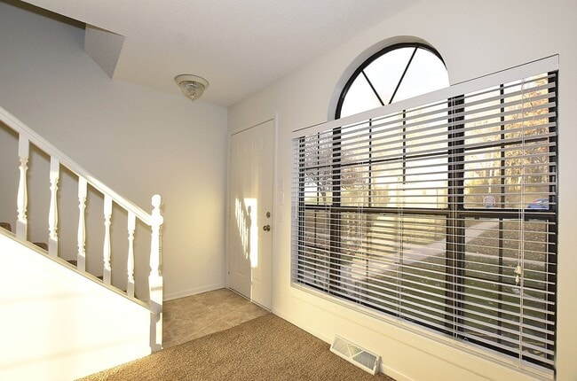 Building Photo - Two bedroom 1.5 bath townhome with 1 car g...