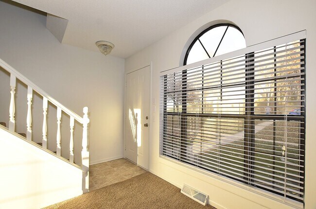 Foto del edificio - Two bedroom 1.5 bath townhome with 1 car garage