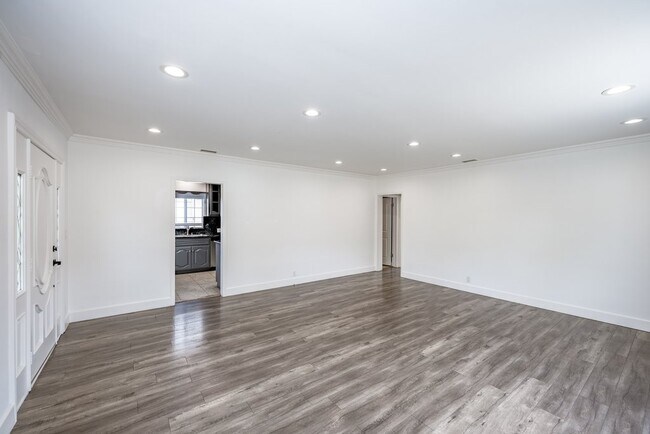 Foto del edificio - 6506 Teesdale Ave