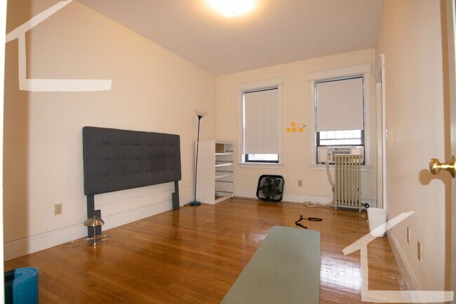 Building Photo - Charming 4 Bedroom-No Broker Fee