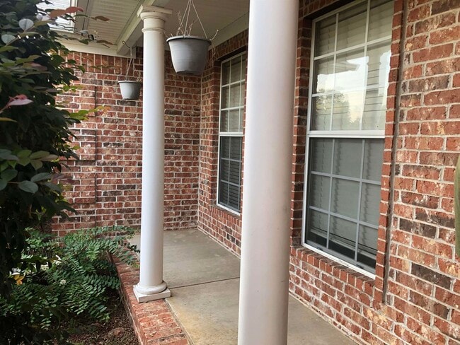 Building Photo - 2830 York Ln