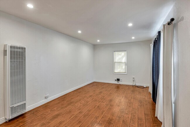 Foto del edificio - 7862 Ney Ave