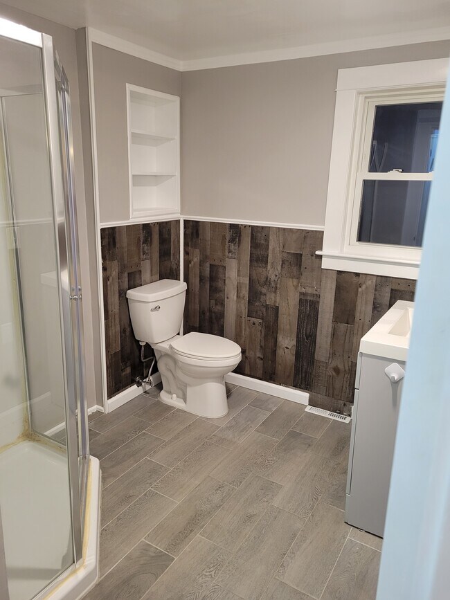 Full bath - 6 Glenwood Dr
