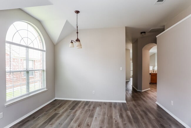 Foto del edificio - 9113 Nightingale Dr