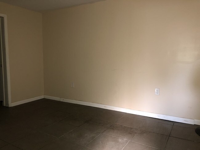Building Photo - One Bedroom Apartment