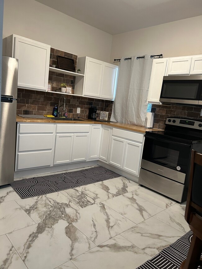 Building Photo - 810 Hays St