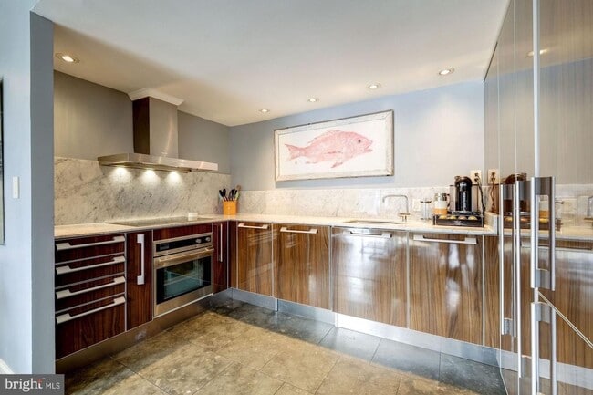 Building Photo - GEORGETOWN - 2 level 2/2.5 Custom Condo City Living W/ UNDERGROUND PARKING!!