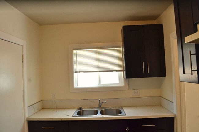 Building Photo - ??Newly Remodeled 2 Bed / 1 Bath Apartment Unit  – Great Layout