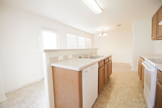 Foto del edificio - GREAT LOCATION***CONVENIENTLY LOCATED TO T...