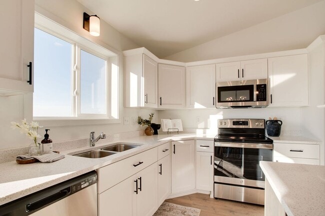 Building Photo - 3 Bed 3 Bath Single Family Home