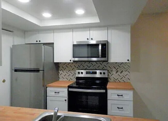 Foto del edificio - AVAILABLE 8/11 -  2 bed / 2 bath rennovate...