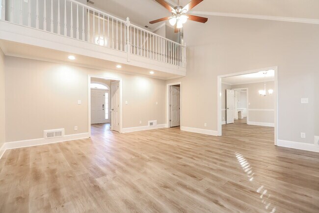 Building Photo - 3222 Lindas Cir SE