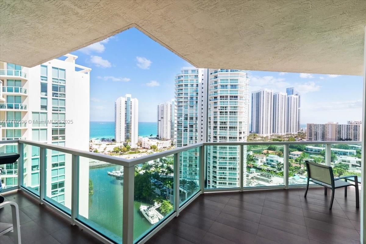 Foto principal - 250 Sunny Isles Blvd