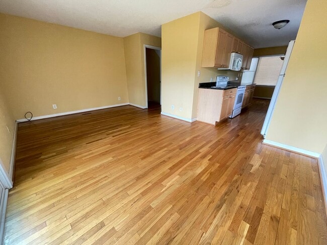 Building Photo - Large updated 4br 3.5ba duplex w/ parking ...