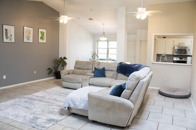 Foto del edificio - 4715 NE Bell Ave