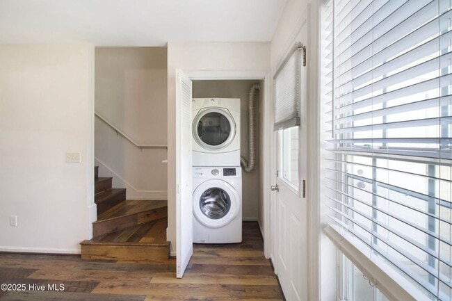 Building Photo - Short Term Townhome Available ASAP!