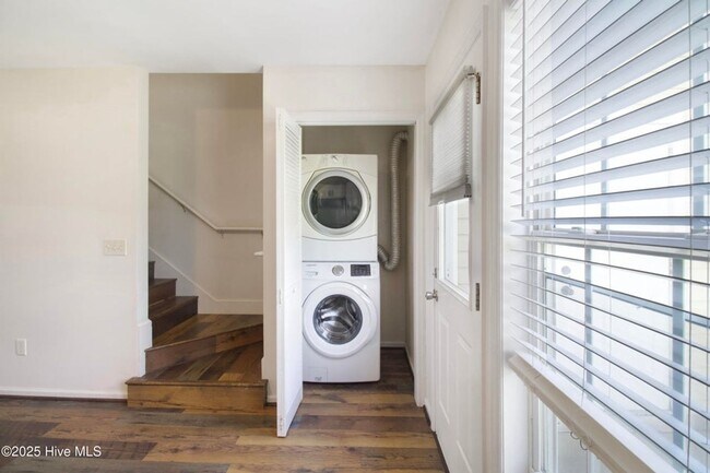 Foto del edificio - Short Term Townhome Available ASAP!