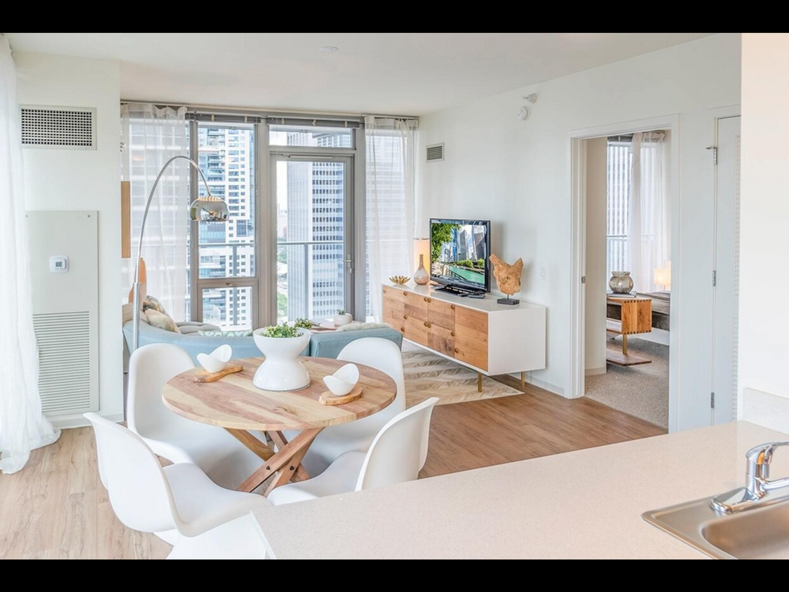 Foto principal - 450 E Waterside Dr