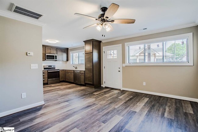 Foto del edificio - 304 W College St