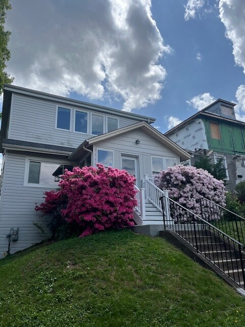 Foto principal - 1339 Irving St NE