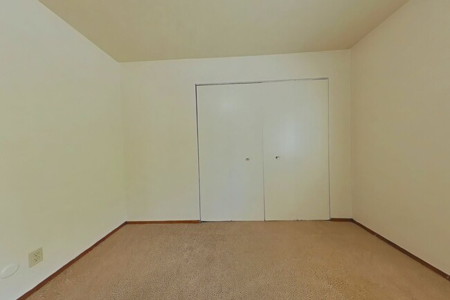 Building Photo - 2 Bedroom Apartment ~ Close to Campus ~ Ca...