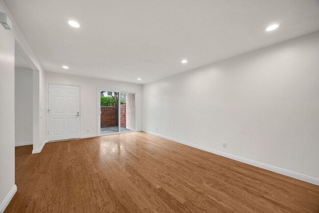 Photo - Newly updated 3 bed / 1.5 bath townhome in the desirable Sherwood Village