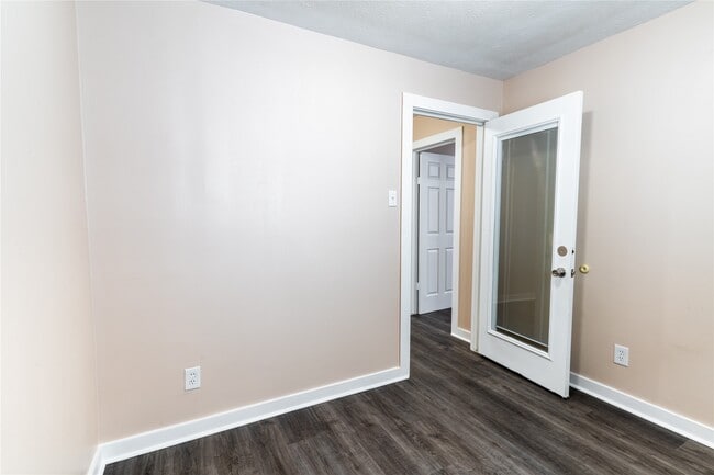 Building Photo - 307 N Live Oak St