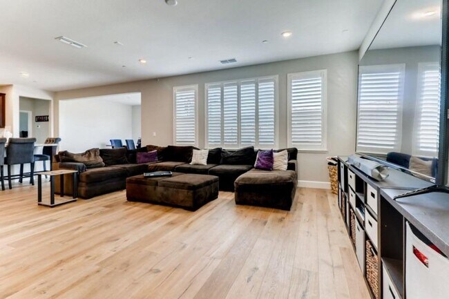 Building Photo - Beautiful Rocklin Home with Swimming pool/spa